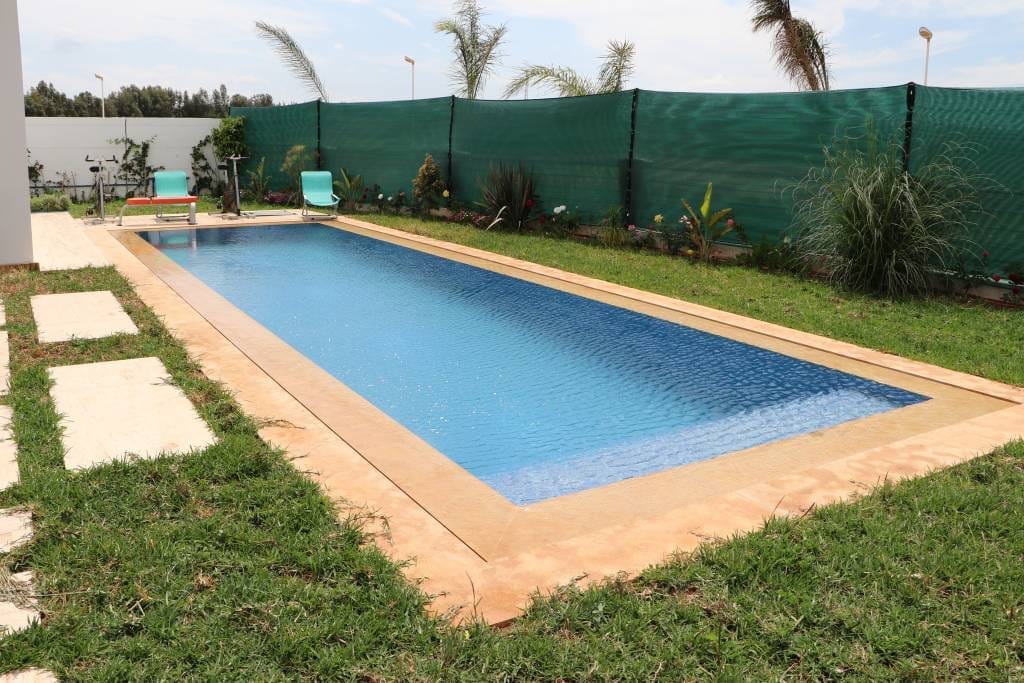 Image illustrant la construction piscine Maroc avec des designs modernes et personnalisés.