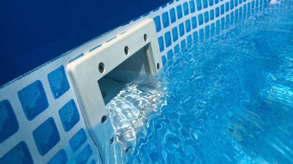 Construction Piscine Maroc : Smile Piscine 🌞 vous aide à choisir entre piscine skimmer économique ou piscine à débordement luxueuse pour votre projet !