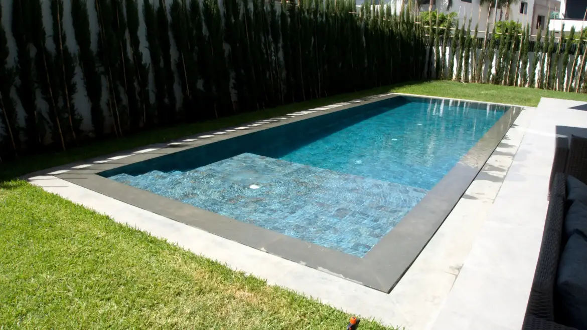 Construction piscine Maroc : comment économiser l’eau de votre piscine ?